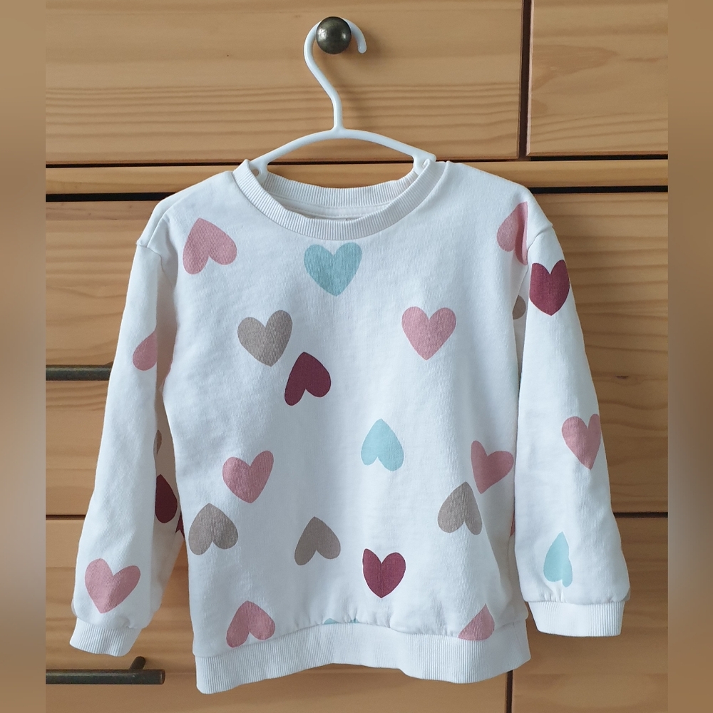 H&M Toddler girl kids sweatshirt Heart Pattern. Size 4T.